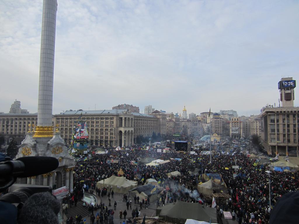 Volksversammlung auf dem Maidan um 12:26. In der Ecke links unten ist zu sehen, dass da niemand ist. Hinter der Unabhängigkeitsstatue war es menschenleer.